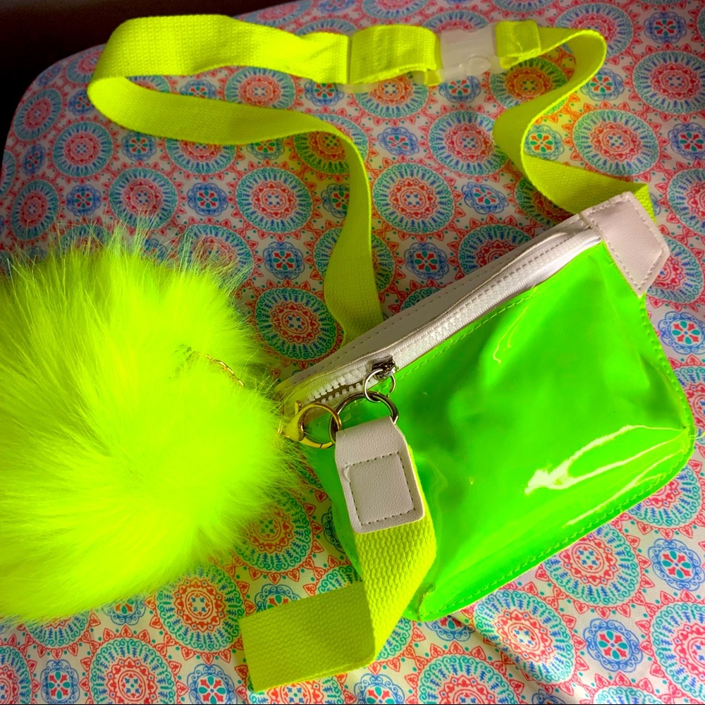 Fanny pack with pluffy accessorie
